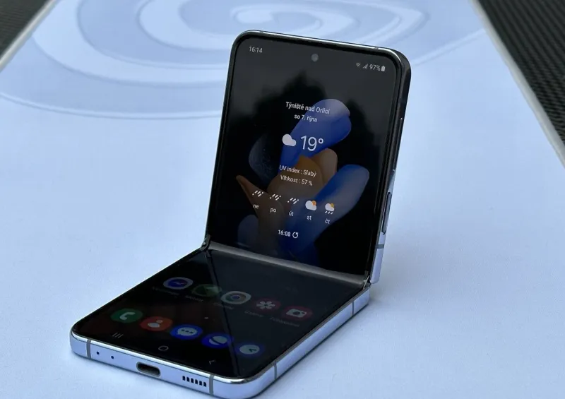 Samsung Galaxy Z Flip 4 5G 8GB/256GB - TOP stav, ZÁRUKA